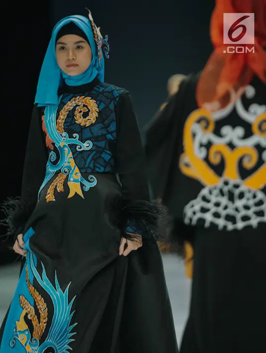 Model mengenakan busana rancangan Lia Afif bertajuk "Rancakaroros Resitala" pada ajang Indonesia Fashion Week (IFW) 2019 di Jakarta Convention Center, Kamis (28/3). Hitam menjadi warna dasar untuk 12 desain rancangannya yang menggunakan kain batik dari Kutai Timur. (Liputan6.com/Faizal Fanani)