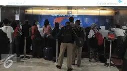 Sejumlah calon penumpang mengantri di loket sebuah maskapai penerbangan di terminal 2E Bandara Soekarno Hatta, Tangerang, Senin (6/7/2015). Pasca insiden kebakaran pada Minggu (5/6) lalu, jadwal penerbangan mulai normal. (Liputan6.com/Herman Zakharia)