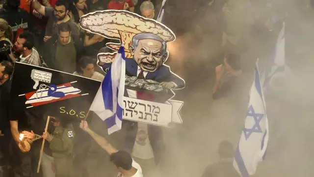 Pengunjuk rasa Israel berdemonstrasi menentang tindakan pemerintah dalam perang Gaza, memegang karikatur Perdana Menteri Israel Benjamin Netanyahu dan menuntut pemilihan umum yang cepat. (Jack Guez / AFP)