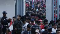 Suasana Suporter Indonesia saat akan menyaksikan laga Timnas Indonesia U-19 melawan Thailand di Stadion Wibawa Mukti, Cikarang, Minggu (8/10/2017). (Bola.com/M Iqbal Ichsan)