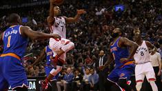 Pebasket Toronto Raptors Kyle Lowry #7 of the Toronto Raptors melewati para pebasket New York Knicks pada lanjutan NBA di Air Canada Centre,Toronto, Ontario, Canada, Rabu (11/11/2015) WIB. (Vaughn Ridley/Getty Images/AFP)