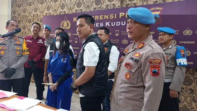 Penyidik Polres Kudus menyita HP dan barang bukti lainnya yang digunakan tersangka memproduksi video porno. (Liputan6.com/Arief Pramono)