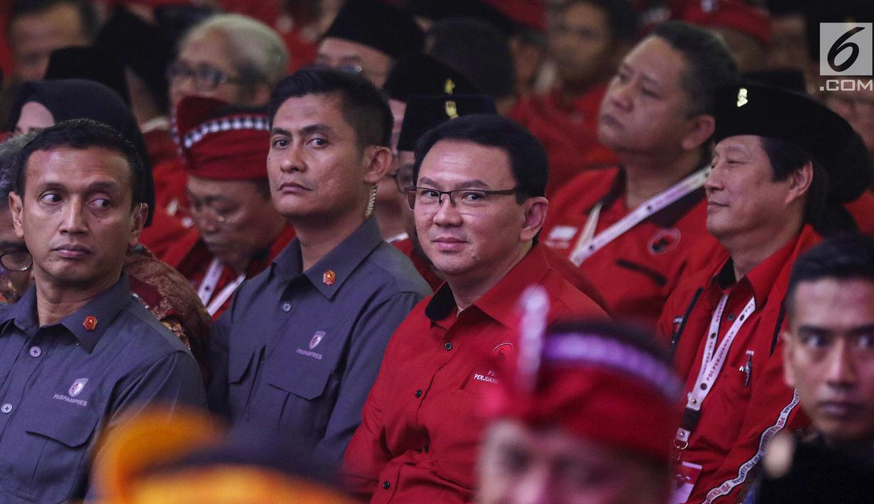 Mantan Gubernur DKI Jakarta Basuki Tjahaja Purnama atau Ahok saat menghadiri Kongres V PDIP di Denpasar, Bali, Kamis (8/8/2019). Ahok mengenakan kemeja merah berloga PDIP. (Liputan6.com/JohanTallo)