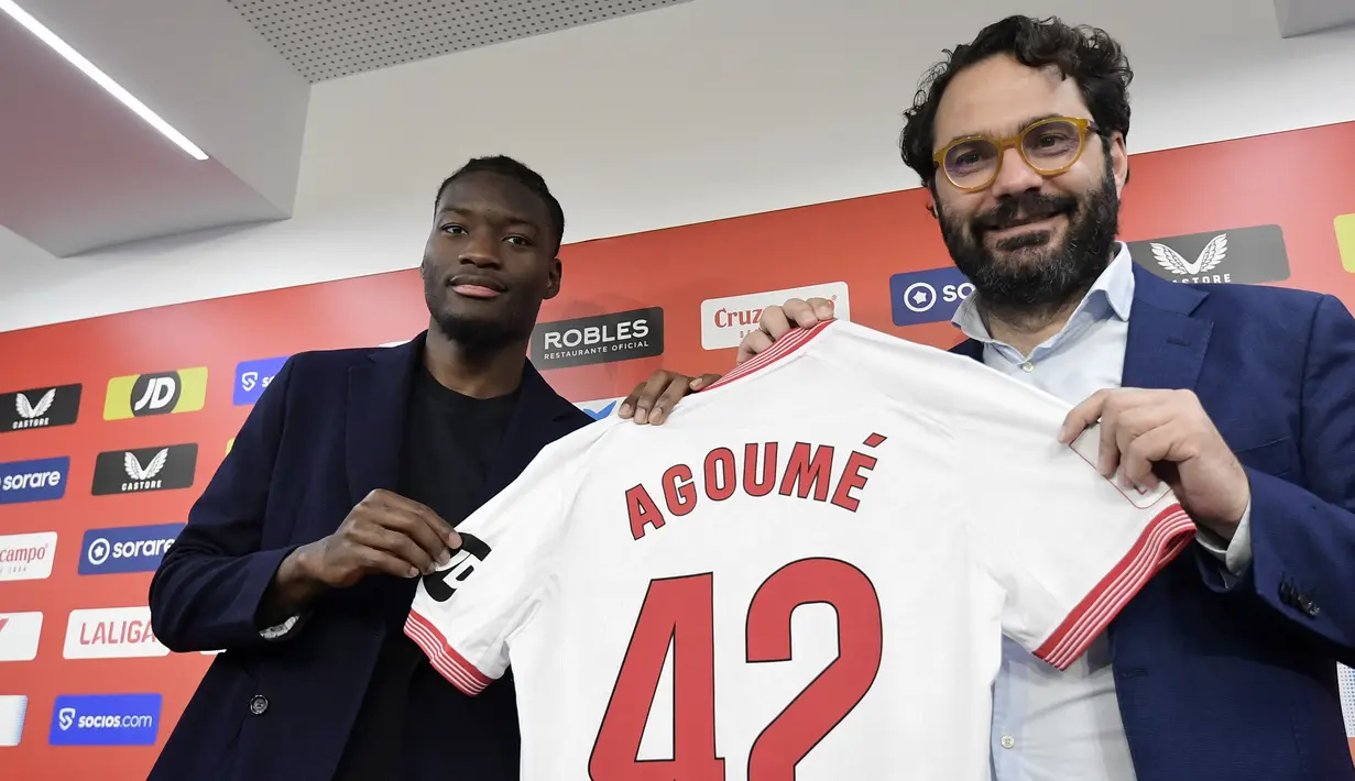 Gelandang Lucien Agoume menjadi pemain baru pertama yang didatangkan Sevilla di bursa transfer Januari ini. (CRISTINA QUICLER / AFP)