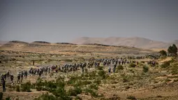 Para peserta bersaing dalam lomba lari Marathon des Sables ke-34 tahap kedua di Gurun Sahara, Maroko, Senin (8/4). Maraton ini menempuh perjalanan 250 kilometer dengan waktu sekitar enam hari. (JEAN-PHILIPPE KSIAZEK/AFP)