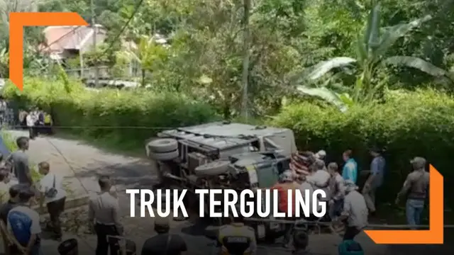 VIDEO: Truk Terguling, Puluhan Siswa Berhamburan di Jalan