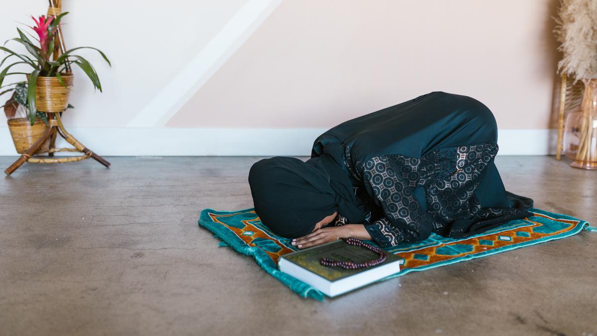 Bacaan Tahiyat Awal dan Akhir, Lengkap dengan Latin dan Artinya
