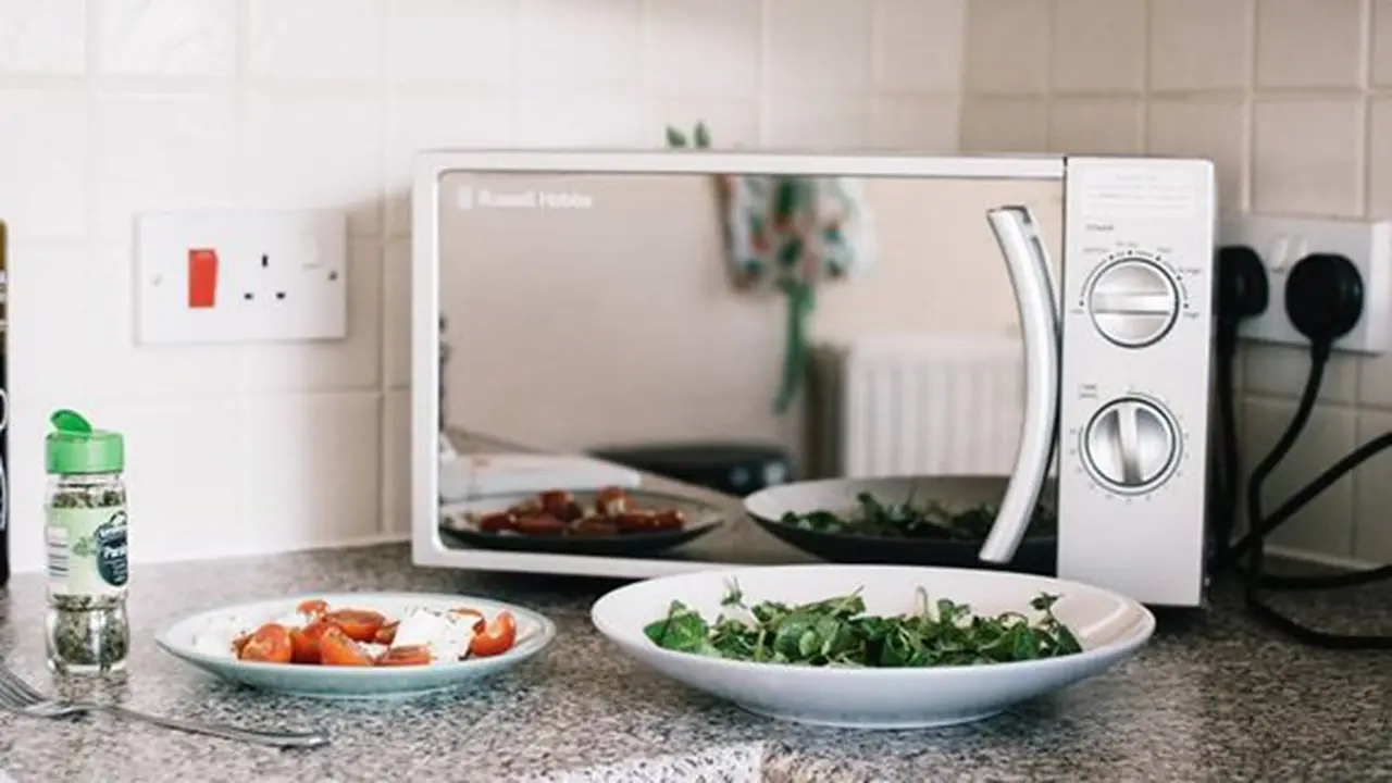 Menghangatkan makanan/copyright Pexels.com/Lisa Fotios