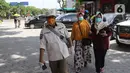 Petugas membawa warga yang tidak bisa menunjukkan hasil  rapid test antigen di Rest Area KM 57, Tol Jakarta-Cikampek, Karawang, Jawa Barat, Kamis (24/12/2020). Warga yang tidak memiliki surat keterangan non reaktif Covid-19 diminta untuk melakukan rapid test antigen. (Liputan6.com/Herman Zakharia)
