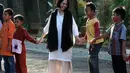 Kebersamaan Andien bersama anak panti dengan kegiatan bermain sebelum berbuka puasa. (Deki Prayoga/Bintang.com)