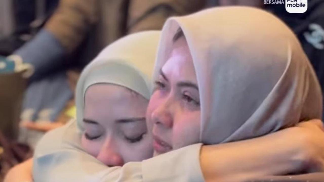 Potret Iris Wullur Ikut Kajian Bertajuk Titik Terendah, Nangis dan Peluk Sahabat