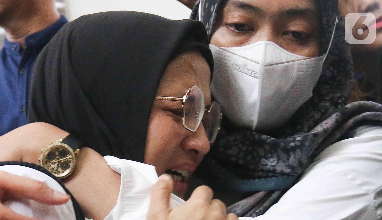 Istri terdakwa AKBP Arif Rahman Arifin, Nadia Rahma menangis usai pembacaan vonis oleh majelis hakim dalam sidang putusan di Pengadilan Negeri Jakarta Selatan, Kamis (23/2/2023).  Arif Rachman Arifin terdakwa perintangan penyidikan atau obstruction of justice kasus pembunuhan berencana Brigadir Yosua, divonis 10 bulan penjara. (Liputan6.com/Herman Zakharia)