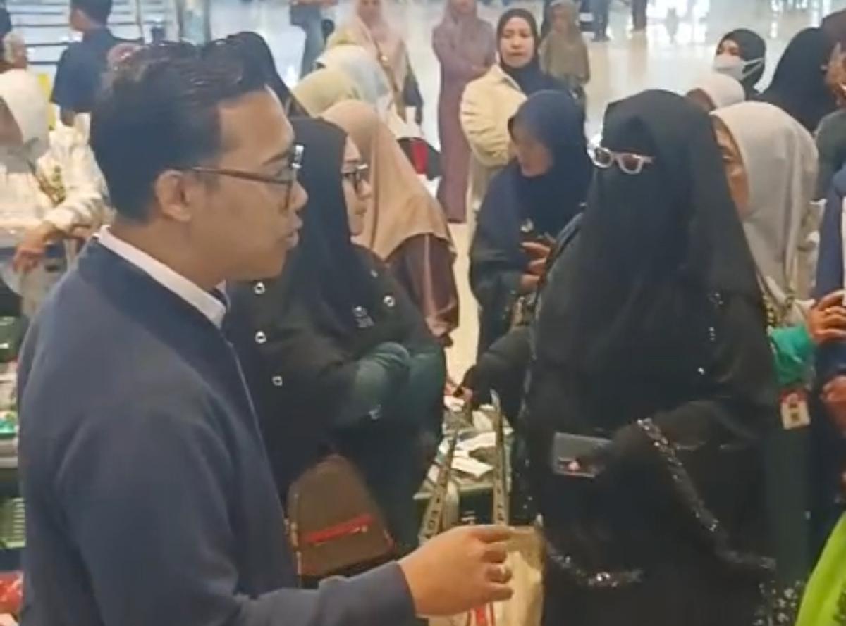 Jemaah umrah Sulsel batal berangkat akibat Bandara King Khalid Riyadh Arab Saudi ditutup. (merdeka.com/ihawan fajar).
