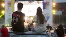 Orang-orang menonton konser drive-in dari kendaraan mereka di Bonn, Jerman, Sabtu (13/6/2020). Konser tersebut digelar dengan langkah-langkah ketat bagi para penikmat musik sambil menjaga jarak sosial. (Xinhua/Tang Ying)