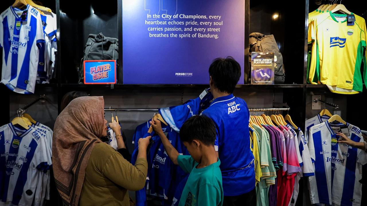 Warga Bandung serbu jersey dan merchandise jelang laga penentuan juara BRI Super League 2025/2025 antara Persib Bandung melawan Persijap Jepara  di Persib Store, Bandung, Sabtu (23/05/2026).
