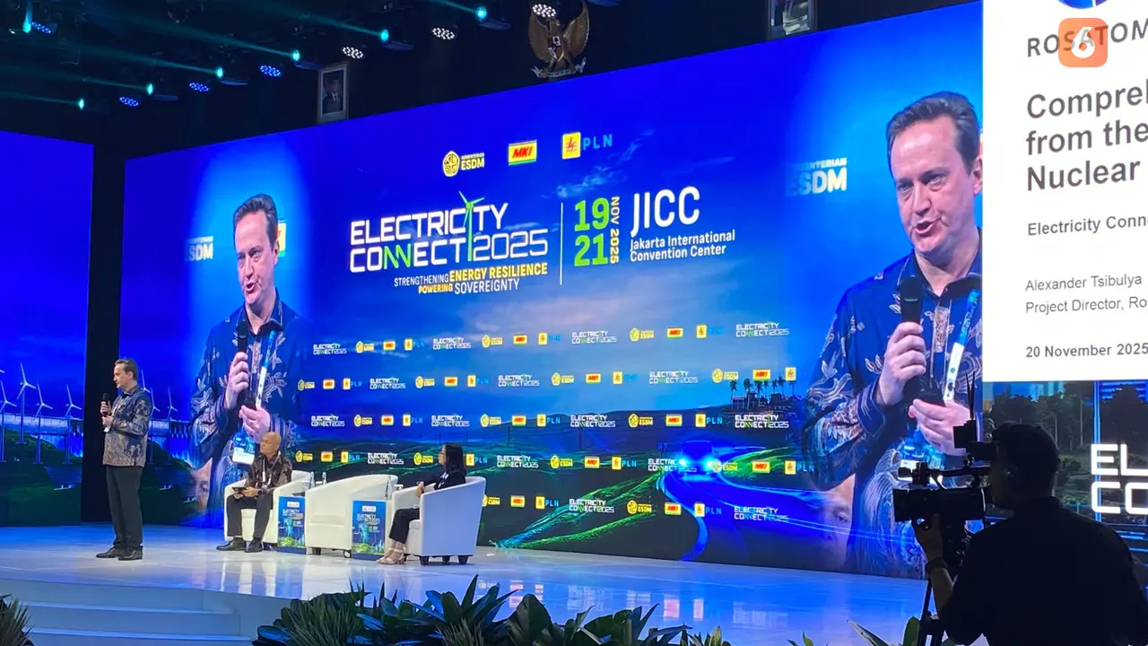 Direktur Proyek Rosatom Alexander Tsibulya memaparkan projek pemerintah Rusia di Electricity Connect 2025 Jakarta pada Kamis (20/11/2025) (Dok. Liputan6.com/Teddy Tri Setio Berty).