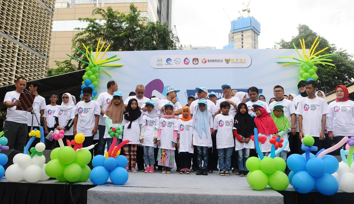 Anak-anak bersama KPAI, KPU, Bawaslu dan Kementerian PPA menghadiri Deklarasi Pemilu Ramah Anak di Gedung Bawaslu, Jakarta, Minggu (17/3). KPU melarang anak-anak untuk terlibat dalam aktivitas kampanye politik. (Liputan6.com/Herman Zakharia)