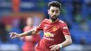 Bruno Fernandes. Gelandang berusia 26 tahun ini musim lalu hanya absen dalam satu laga di Premier League. Menjadi kartu truf Manchester United di lini tengah yang mampu memanjakan para penyerang dengan umpan-umpannya serta tajam pula sebagai pencetak gol. (Foto: AFP/Pool/Peter Powell)