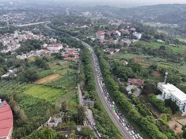 Foto udara antrean kendaraan menuju kawasan Puncak di sekitar Simpang Gadog, Bogor, Jawa Barat, Sabtu (28/6/2025). (merdeka.com/Arie Basuki)