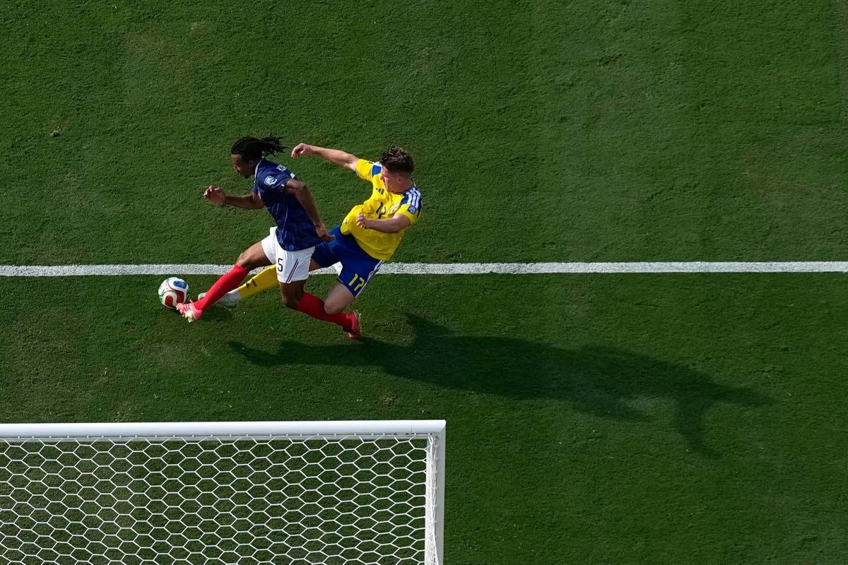 FOTO: Mbappe Bersinar Saat Prancis Libas Swedia