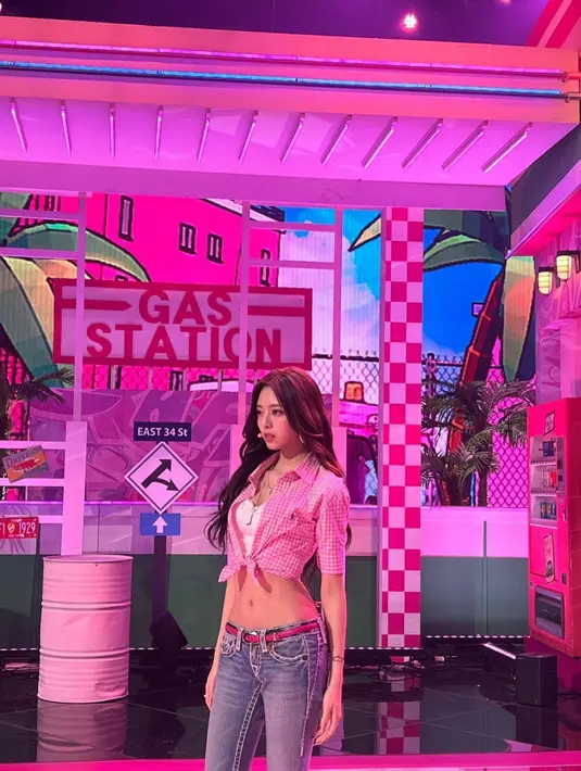 <p>Barbie juga berambut cokelat dan penampilan Yuna ITZY di sini tampak benar-benar seperti boneka. Lihat saja proporsi tubuhnya. (Foto: via Allkpop)</p>