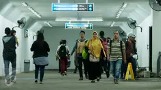 Penumpang berjalan melalui terowongan penyeberangan penumpang di Stasiun Manggarai Jakarta, Senin (20/3). Terowongan dengan panjang 60 meter dan lebar 7 meter tersebut telah selesai dibangun dan sudah dapat di akses. (Liputan6.com/Gempur M. Surya)