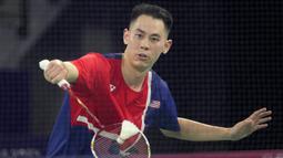 Pemain tunggal putra Amerika Serikat, Howard Shu berusaha mengembalikan bola di depan net saat menghadapi wakil Indonesia, Anthony Sinisuka Ginting pada laga Grup H bulu tangkis Olimpiade Paris 2024 di Porte de la Chapelle Arena, Prancis, Minggu (28/7/2024). Howard Shu kalah straight game 14-21, 8-21. (AP Photo/Dita Alangkara)