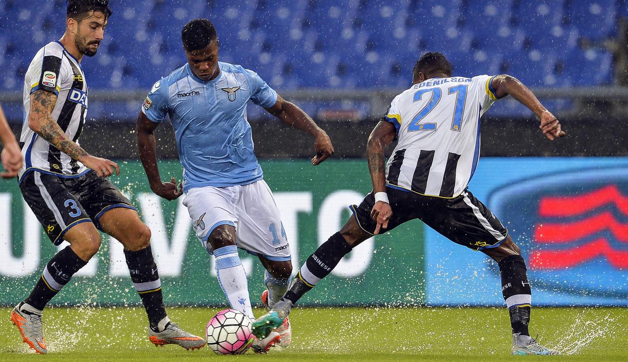 Striker Lazio, Balde Diao Keita, berusaha melewati pemain Udinese pada laga lanjutan Serie A di Stadion Olympic, Roma (13/9/2015). Keita menjadi pemain yang diperebutkan AC Milan dan Juventus. (AFP/Andreas Solaro)