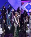 Anindya Kusuma Putri dengan mengenakan mahkota dan berselempang bertuliskan Puteri Idonesia 2015 berjalan sembari melambaikan tangannya dipanggung pemilihan Puteri Indonesia baru. (Nurwahyunan/Bintang.com)