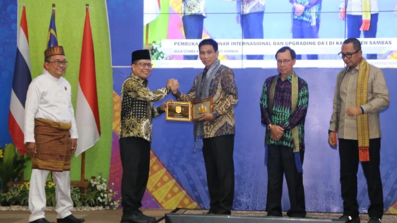 Wamendagri Akhmad Wiyagus saat membuka Seminar Internasional dan Upgrading Dai