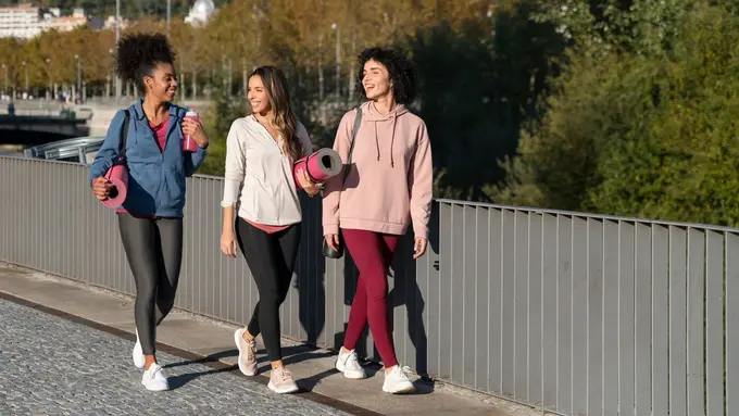 Ini 6 Alasan Mengapa Kamu Perlu Luangkan Waktu untuk Jalan Kaki Setiap Hari - Cover