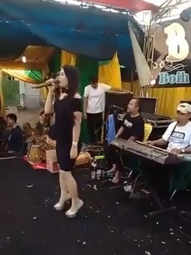 acara dangdutan di pemakaman (foto: twitter/@juriglagu)