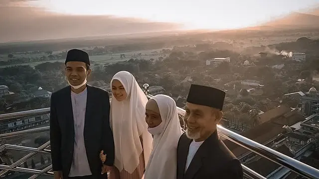 Ustaz Abdul Somad dan Fatimah Az Zahra (https://www.instagram.com/p/CPHoweYH7Ql/)