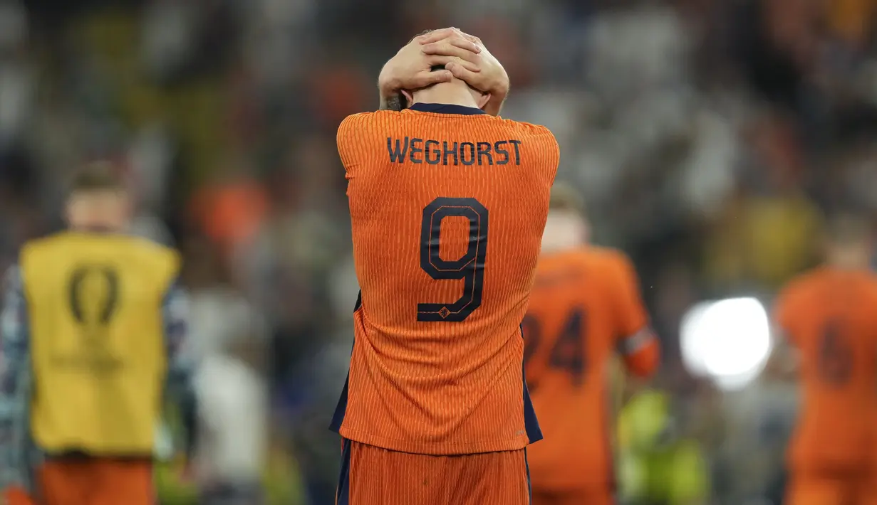 Reaksi penyerang Belanda Wout Weghorst seusai kalah dari Inggris pada laga semifinal Euro 2024 di Signal Iduna Park, Kamis (11/7/2024). (AP Photo/Darko Vojinovic)