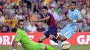 Penyerang Barcelona, Munir El Haddadi (tengah), mencoba memperdaya dua pemain Granada saat berlaga di lanjutan La Liga 2014 di Stadion Camp Nou, (27/9/2014). Barcelona unggul enam gol tanpa balas atas Granada. (AFP PHOTO/Josep Lago)