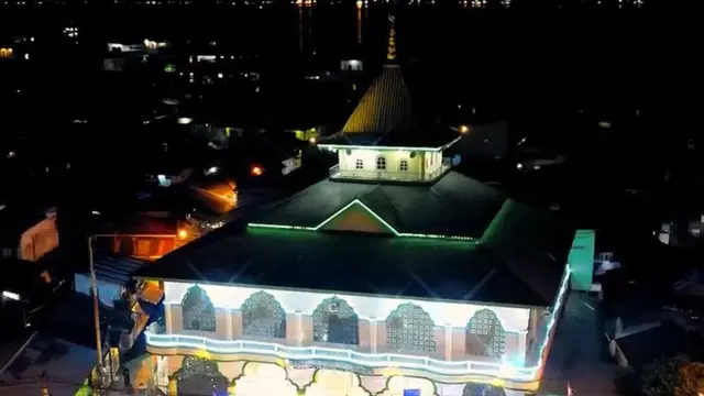 Masjid Jami' Al-Hurriyah dikenal juga sebagai Masjid Batu Merah berada di Kota Ambon Maluku.