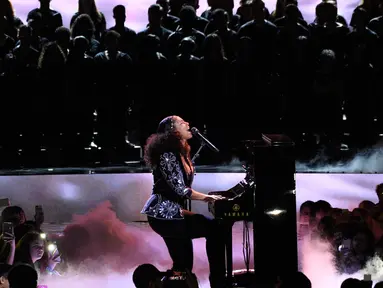 Aksi Alicia Keys memainkan piano saat membawakan lagu dalam acara WE Day California di Inglewood, California, AS (27/4). Alicia Keys tampil cantik meski tanpa mengenakan make up. (AP Photo/Chris Pizzello)