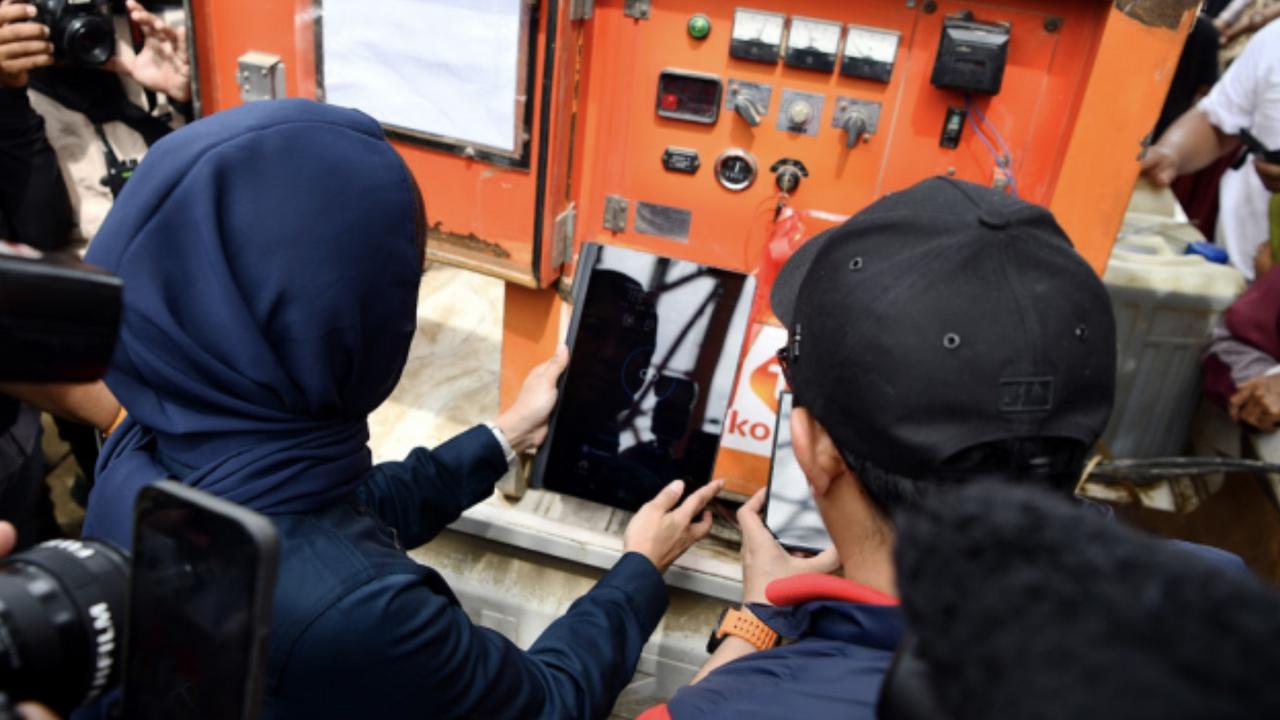 Kebahagiaan Fariani Warga Aceh Tamiang Usai Sinyal HP Kembali Menyala