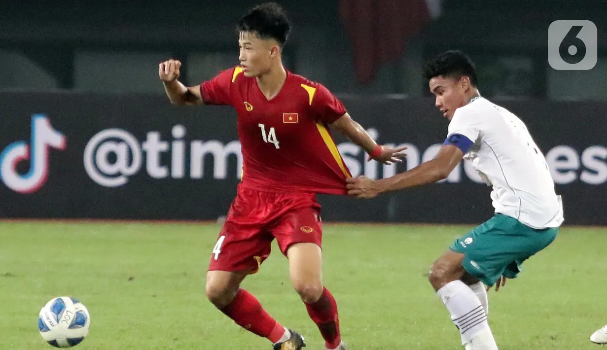 Bek Timnas Indonesia U-19, Muhammad Ferrari (kanan) berusaha menahan laju Nguyen Van Trong (Vietnam U-19) pada kualifikasi grup A Piala AFF U-19 2022 di Stadion Patriot Candrabhaga, Bekasi, Jawa Barat, Sabtu (2/7/2022). Laga kedua tim berlangsung ketat, saling adu serangan dan berusaha menampilkan permainan terbaik. (Liputan6.com/Helmi Fithriansyah)