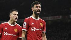 Meski MU sedang tidak dalam performa terbaik mereka, Bruno Fernandes mampu keluar sebagai pemain tengah yang tampil konsisten di setiap laganya. Geladang asal Portugal tersebut tercatat telah berkontribusi atas 9 gol dan 14 assist dalam 35 penampilannya musim ini. (AFP/Oli Scarff)