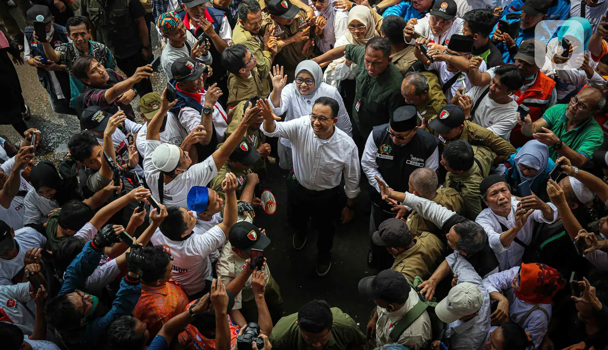Anies tiba di GOR Ciracas sekira pukul 12.15 WIB. Dalam kesempatan tersebut Anies ditemani sang istri, Fery Farhati. (Liputan6.com/Faizal Fanani)
