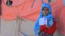 Seorang gadis sekolah Yaman difoto di sebuah kamp untuk pengungsi internal di pinggiran kota Marib di timur laut Yaman (26/10/2021). Kamp pengungsi ini merupakan benteng utara terakhir pemerintah Yaman yang didukung Saudi. (AFP/STR)