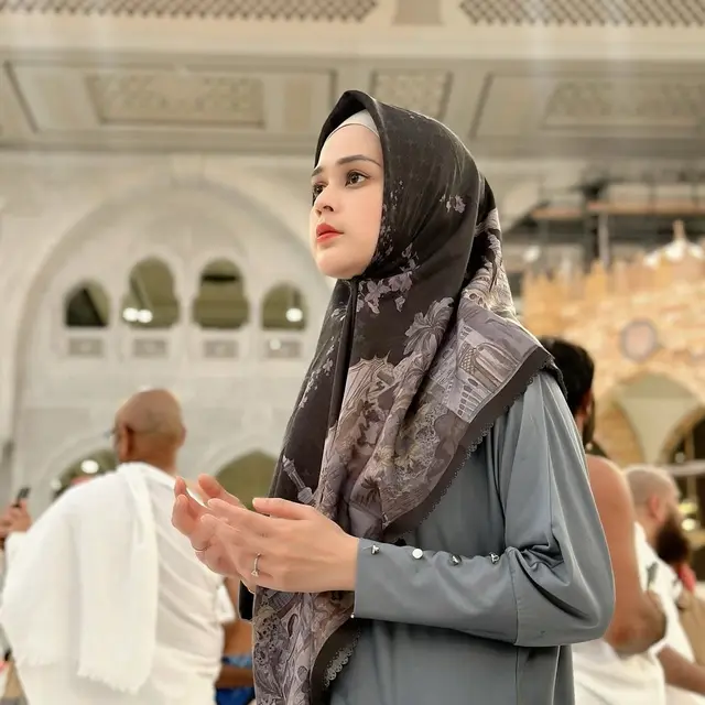 Gaya Hijab Cut Meyriska istri Roger Danuarta