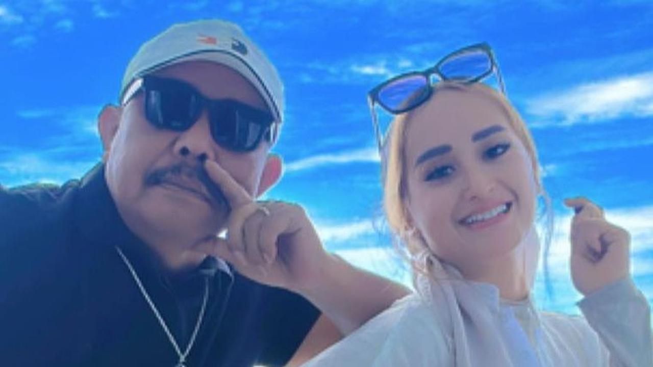 Haji AW Pamer Kemesraan dengan Istri