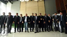 Ketua Umum PSSI La Nyalla Mattalitti (kelima kiri) berfoto bersama delegasi FIFA usai melakukan pertemuan di Jakarta, Senin (2/11/2015). Rencananya delegasi FIFA juga akan menemui Presiden Jokowi di Istana Negara. (Liputan6.com/Helmi Fithriansyah)