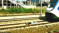 [VIDEO] Pria Iseng Sengaja Berbaring di Rel dan `Dilindas` Kereta