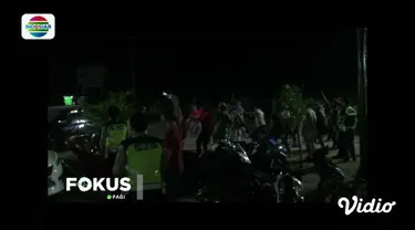 Kedatangan anggota polisi tersebut untuk menangkap para pelaku pemerasan dan pengancaman terhadap seorang warga.