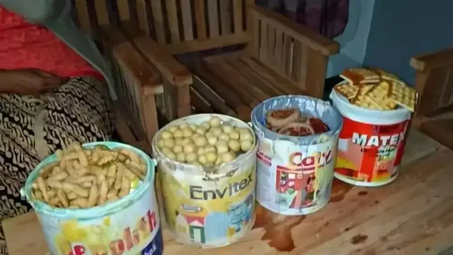 6 Potret Ember Dijadikan Wadah Makanan Ini Nyeleneh, Bikin Tepuk Jidat