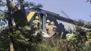 Personel layanan darurat terlihat di lokasi kecelakaan kereta api dekat Stonehaven di timur laut Skotlandia (12/8/2020). Kecelakaan tersebut telah menewaskan tiga orang dan belasan luka-luka setelah kereta penumpang tergelincir. (AFP/MICHAL WACHUCIK)