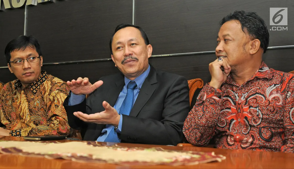 Ketua Komnas HAM Ahmad Taufan (tengah) bersama jajaran komisioner saat jumpa pers di Jakarta, Senin (5/2). Jumpa pers dilakukan usai melakukan pertemuan tertutup dengan Komisaris HAM PBB HE Zeid Ra'ad Al Hussein. (Liputan6.com/Herman Zakharia)